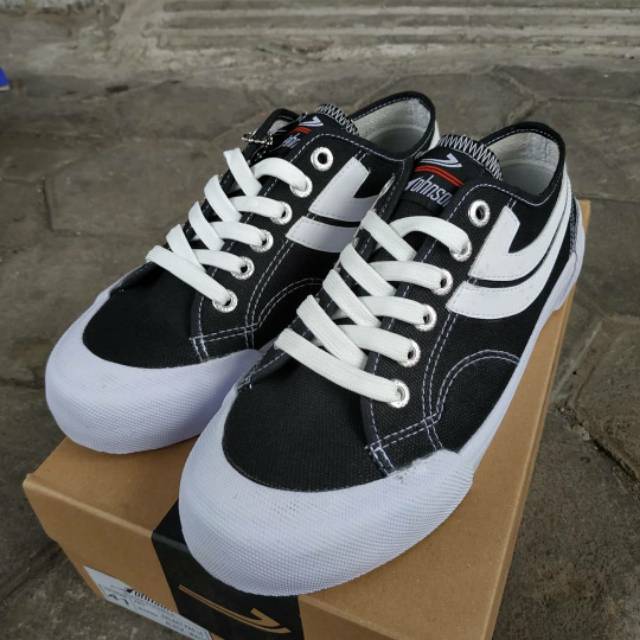 SEPATU JOHNSON LOW BLACK WHITE