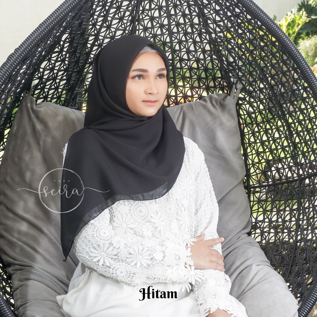 [BISA COD] Bella Square Hijab Segiempat / Kerudung Segi Empat Bella Square / Jilbab Segiempat Bela (Kain Tebal Adem Tidak Menerawang)-Hitam