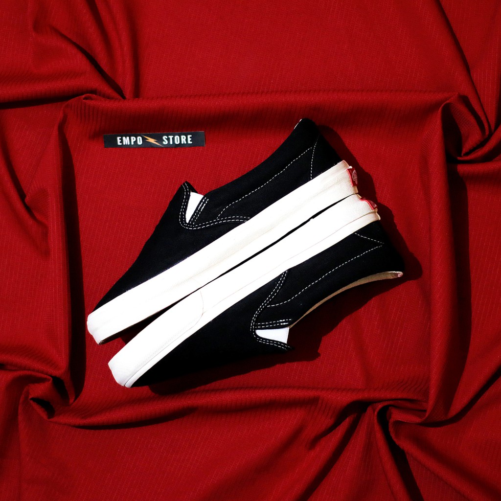 Sepatu Slip on Black White Classic / Sneakers Slip On Hitam Putih