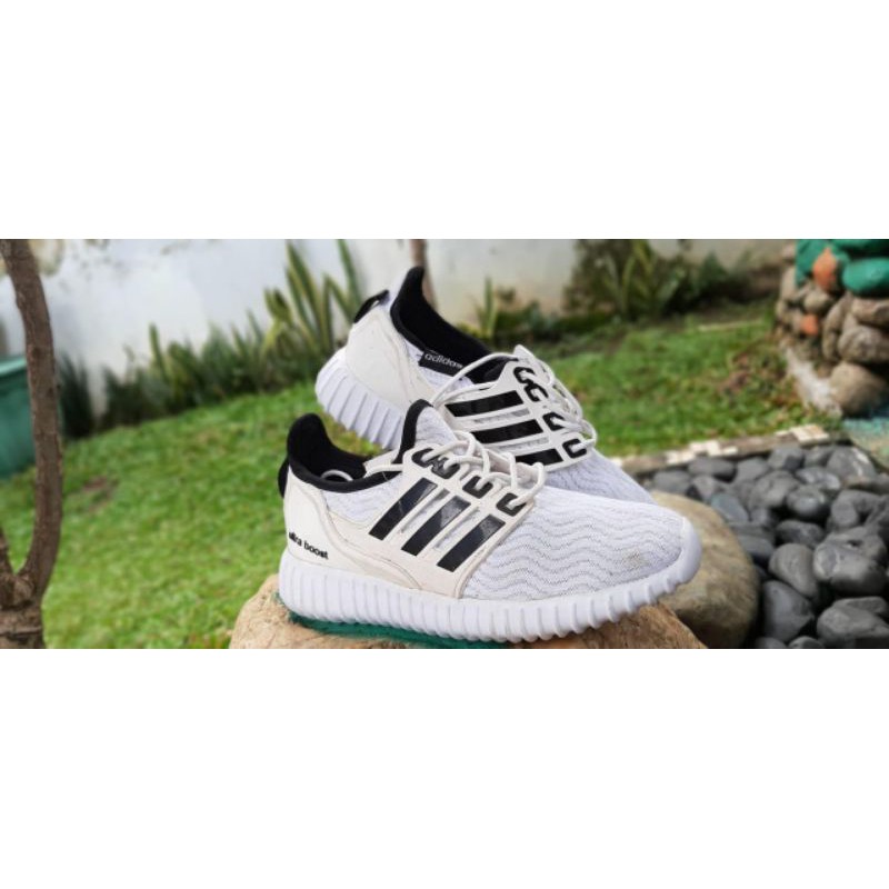 sepatu sport adidas