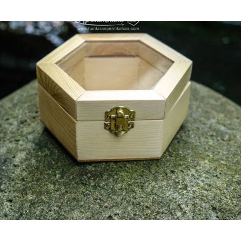 

box cincin hexa D16+ tutup kaca acrylic dan anti pecah ,hexagon + gratis buble warp
