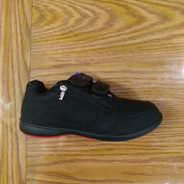 Sepatu sekolah hitam loggo.