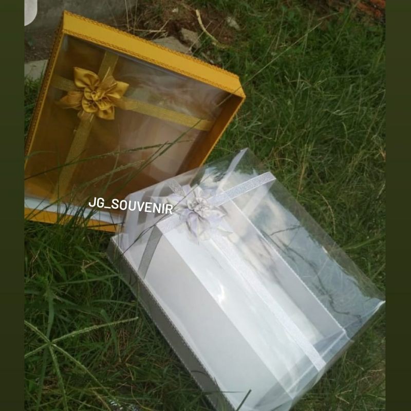 

Kotak Hantaran Seserahan Mika Tinggi Pita Warna Silver Ukuran 40x30x20cm