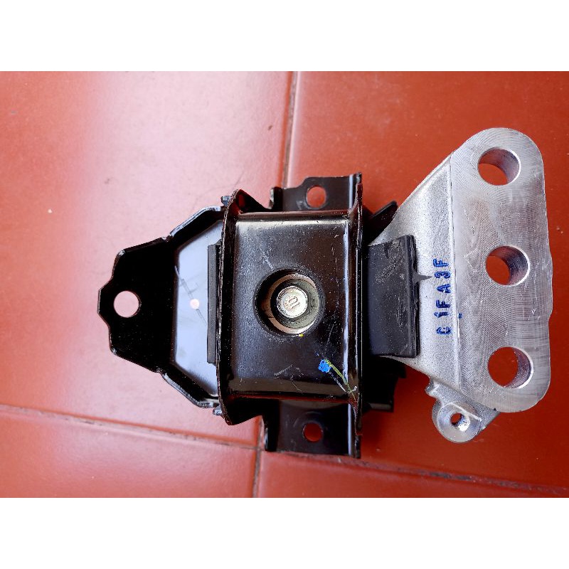 ENGINE MOUNTING NEW ERTIGA