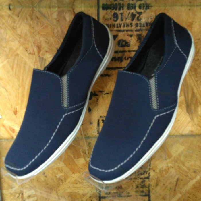 Sepatu Casual Pria Navy Terbaru