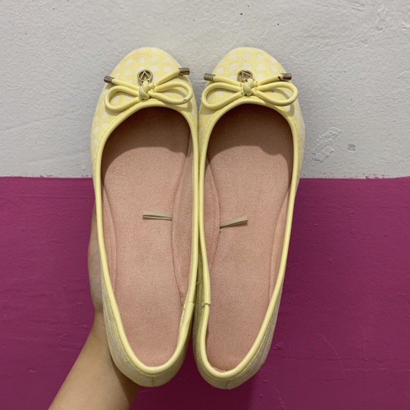 yellow flat pointed shoes