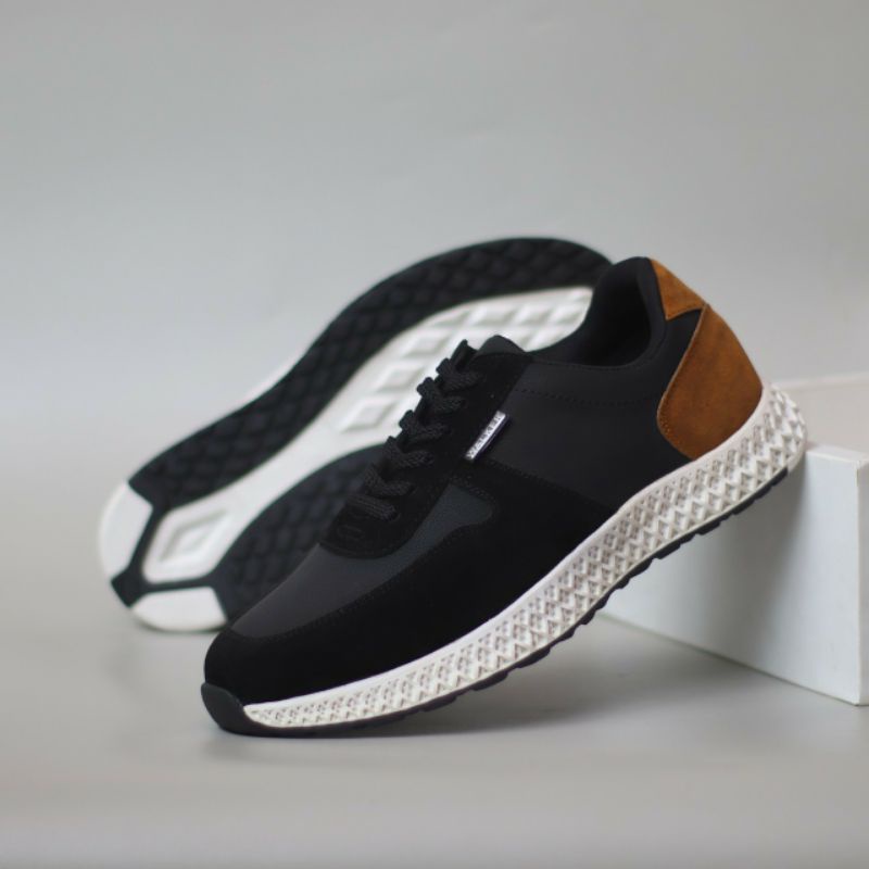 YUCU Sepatu Sneakers Pria Sepatu Pria Casual Kets Sporty Kulit Suede Hitam Kerja Santai Main