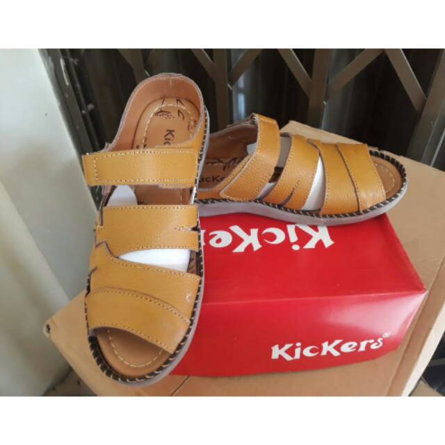 Sepatu sandal kickers
