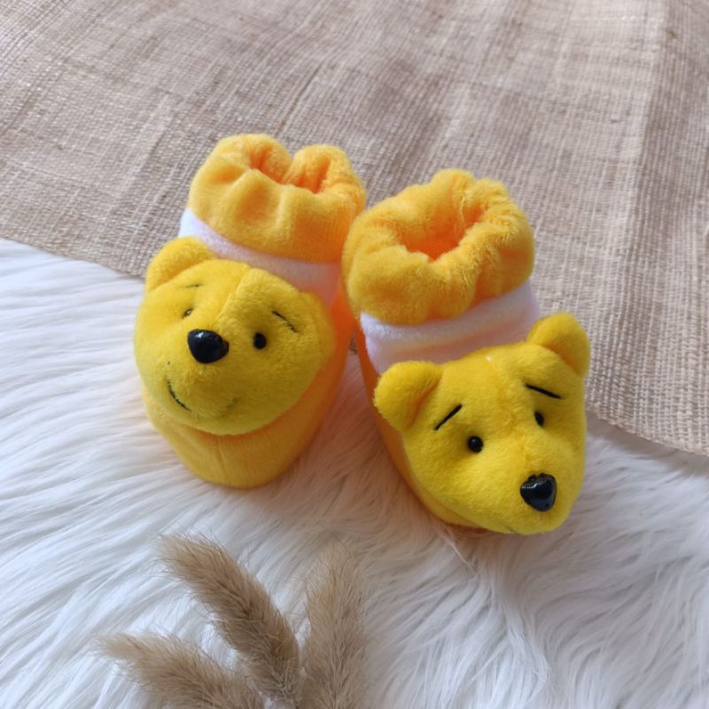 Sepatu bayi bulu the pooh 0-6 bulan