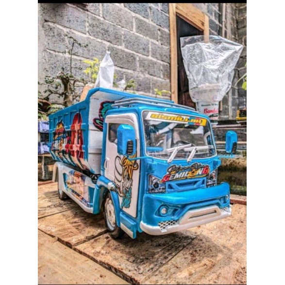 miniatur truk oleng wahyu abadi full lampu miniatur truk oleng wahyu abadi murah.miniatur truk oleng