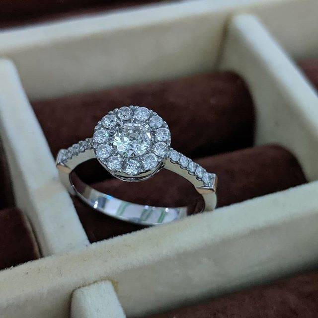 Cincin emas berlian