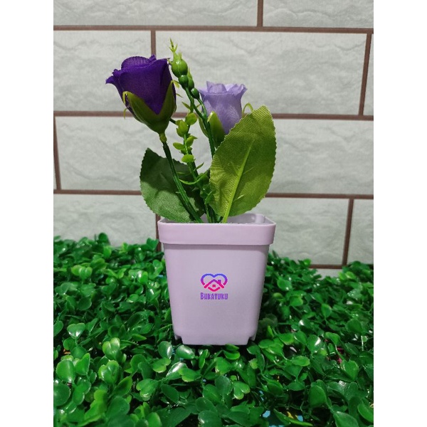 Bunga mawar kuncup ungu dekorasi ruangan.Bunga plastik hiasan rumah.