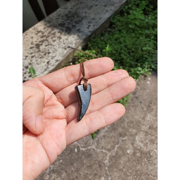 liontin natural black jade taring