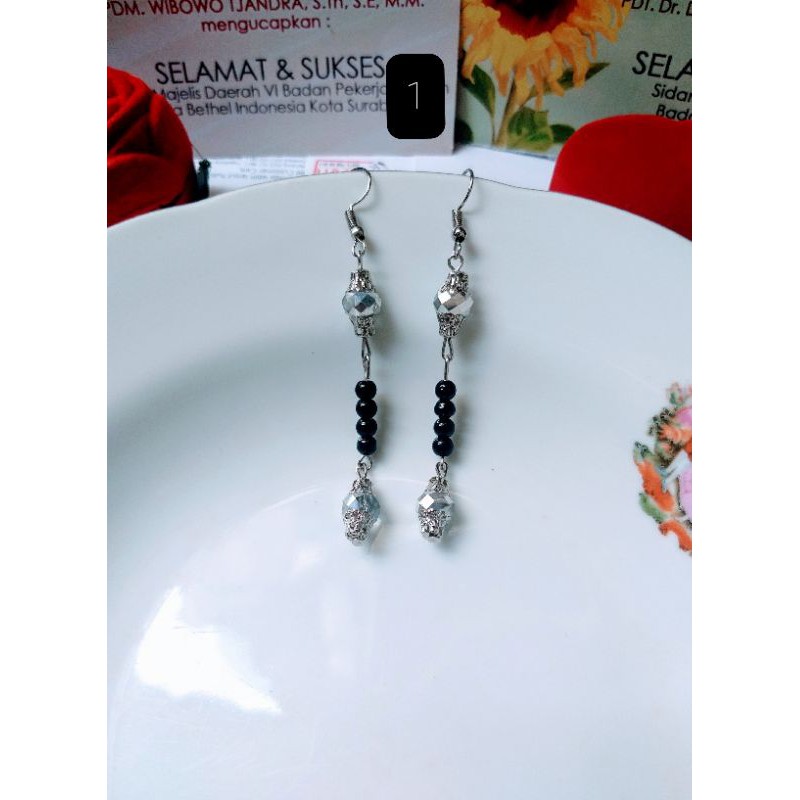 Anting cristal ceko