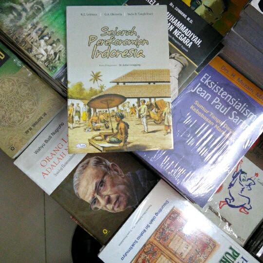 BUKU SEJARAH PEREKONOMIAN INDONESIA - R Z LEIRISSA DKK - OMBAK
