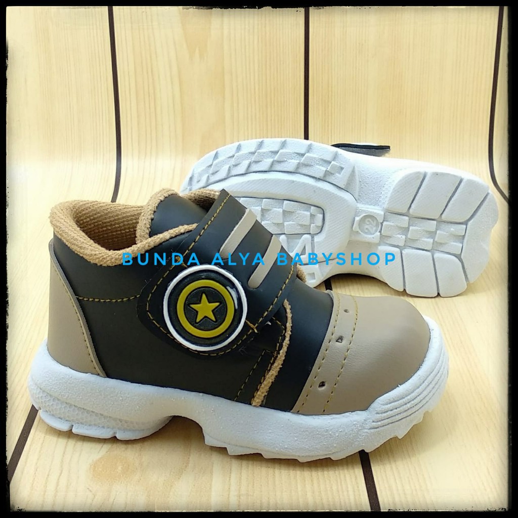 Sepatu Anak Laki Laki Usia 3 4 Tahun Size 28 - 30 HITAM KREM Karet Anti Licin - Sepatu Boots Anak Cowok Anti Licin Alas Karet