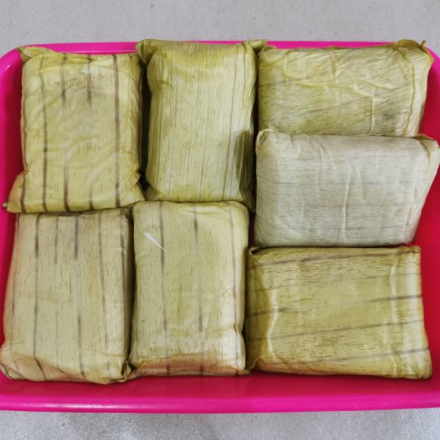 

Jajanan pasar kue Nagasari / roko unti / roko cang kuning