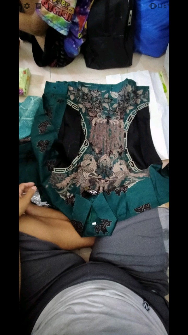Batik Couple Kebaya Tunangan Set Pinguin Filya Merah Dan Hijau