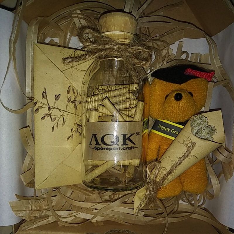 

Sparepart.craft - Set hampers wisuda + boneka wisuda - Kotak kado untuk sempro dan wisuda
