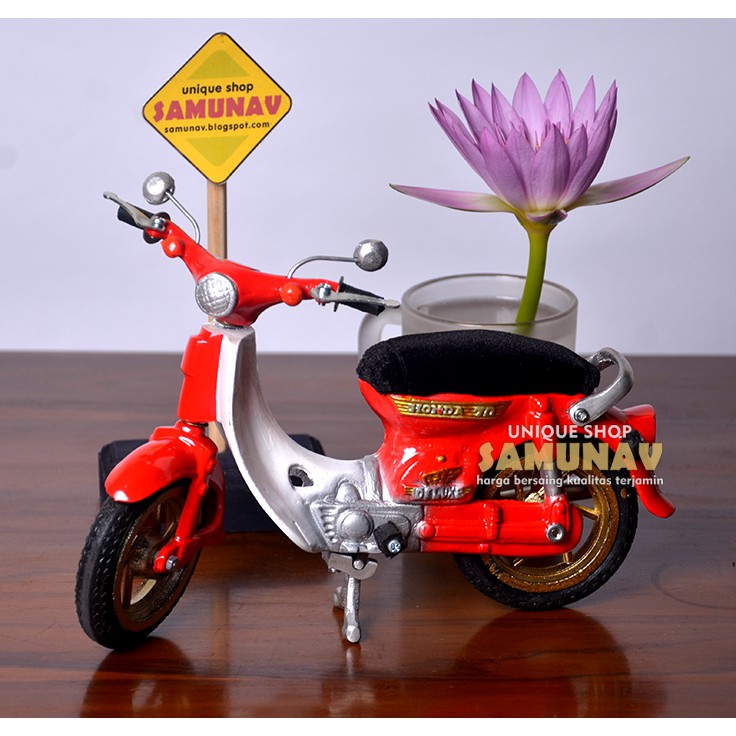 SOUVENIR MINIATUR SEPEDA MOTOR HONDA PITUNG C-70