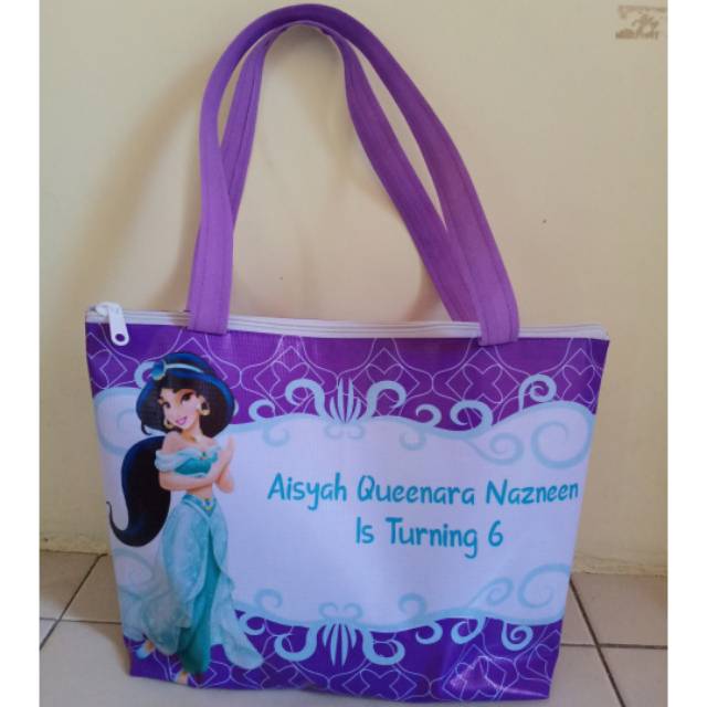 

Tas ulang tahun goodei bag resleting trapesium