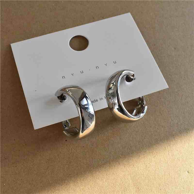 Retro Hong Kong style light luxury new rescue round face high sense fashion hoop earrings