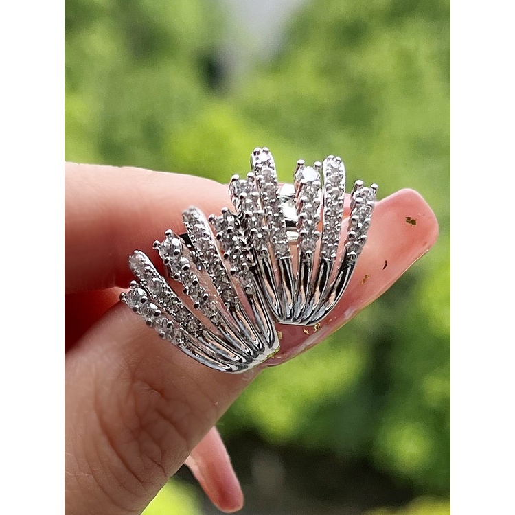 Anting Stud Tindik Warna Silver Desain Cakar Hias CZ Putih Untuk Wanita