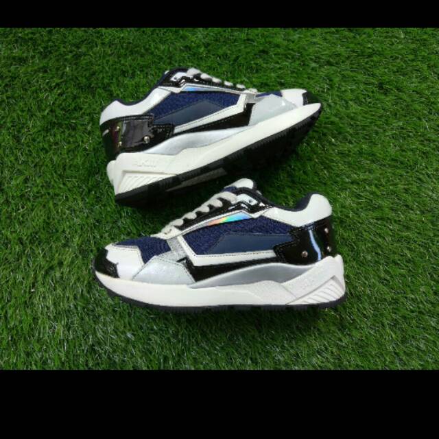 Sepatu akiii