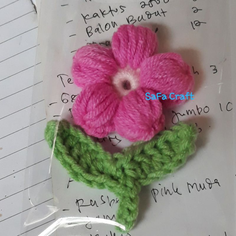 Aplikasi bunga rajut gembul berdaun milk cotton