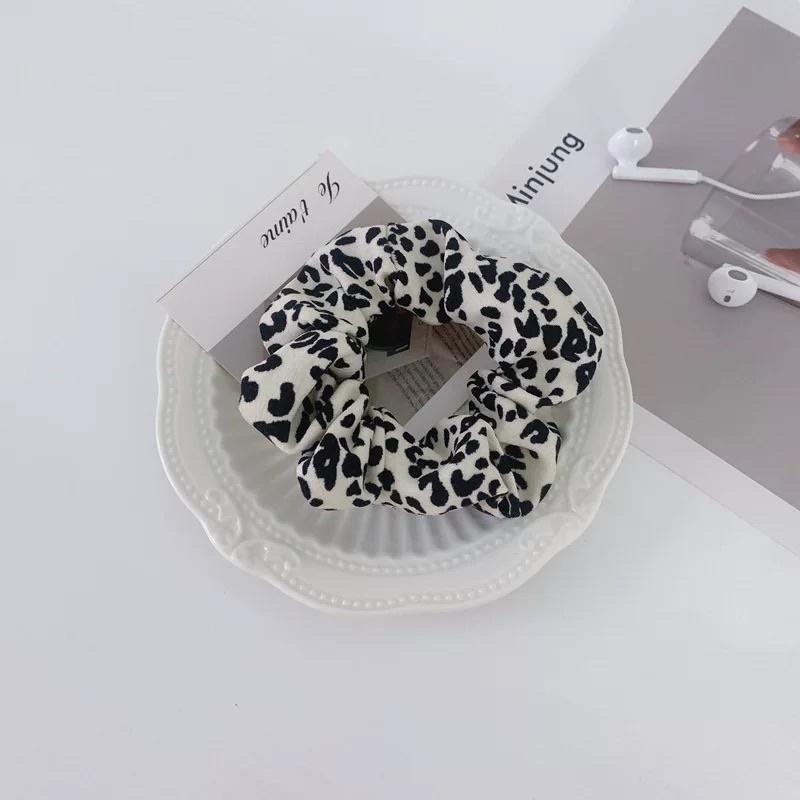 LEOPARD KOREAN SCRUNCHY / IKAT RAMBUT KOREA LORENG / SCRUNCHIES / SCRUNCHIES / CEPOLAN HIJAB-Leopard Putih