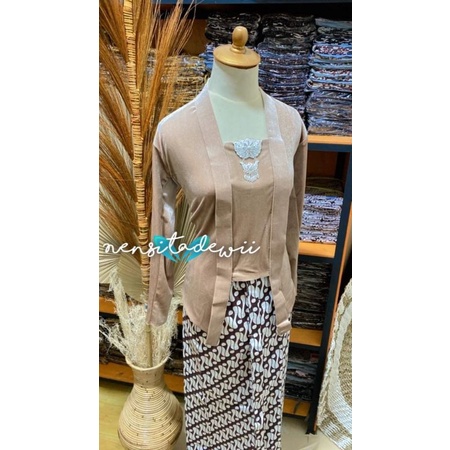 [1 Set] Kebaya Bludru Kutubaru + Jarik Instan / Nuansa Mocca