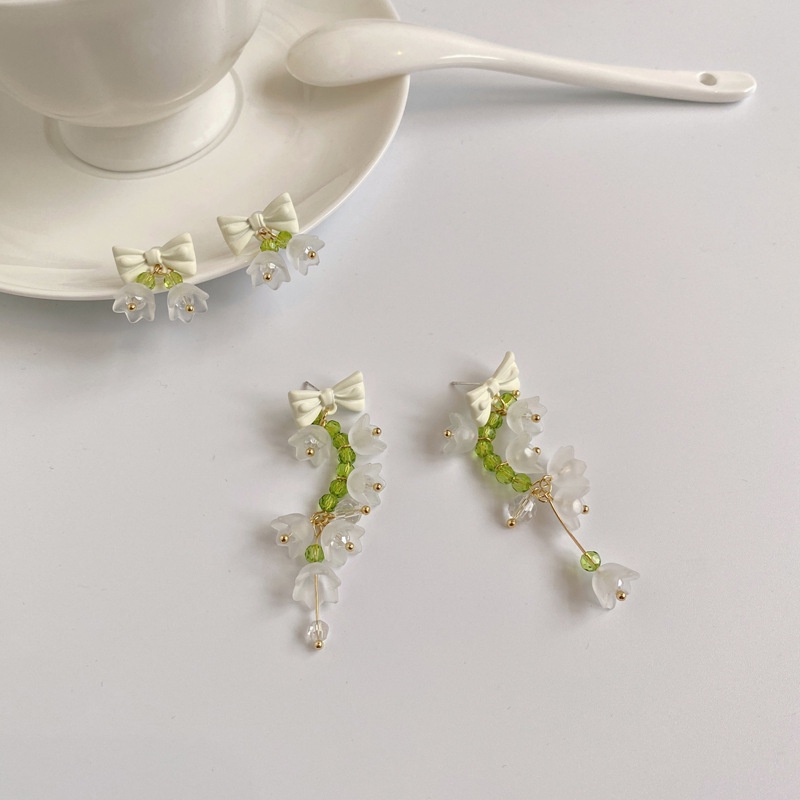Anting Tusuk Motif Bunga Lily Warna Putih Untuk Wanita