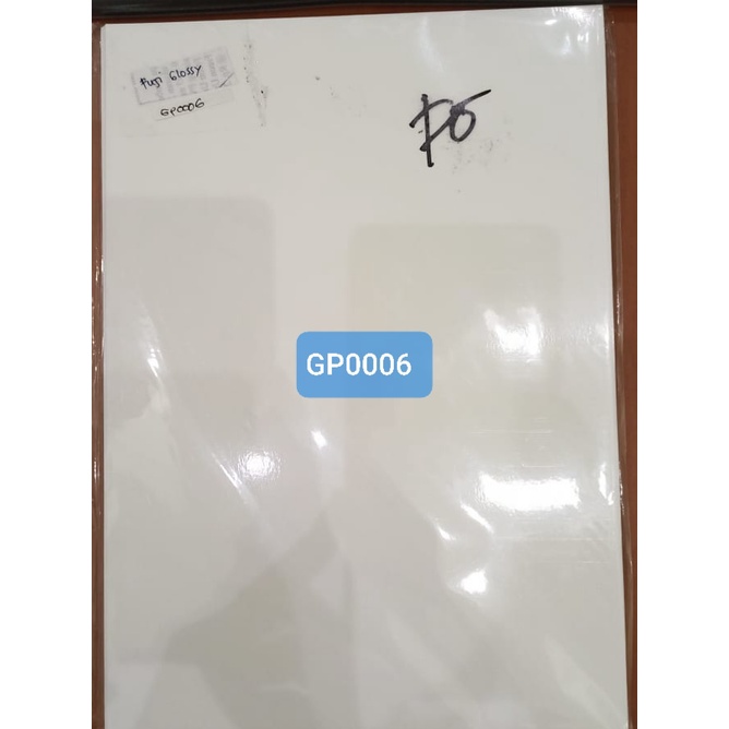 

Kertas Foto Glossy Fujifilm ukuran A4 265 gram