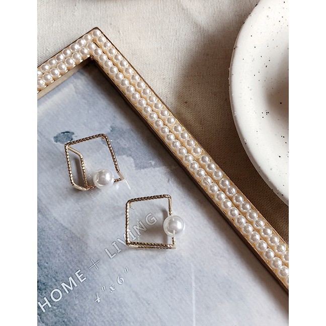 LRC Anting Tusuk Fashion Square Pearl 925 Silver Needle Cube Pearl Stud Earrings F49984