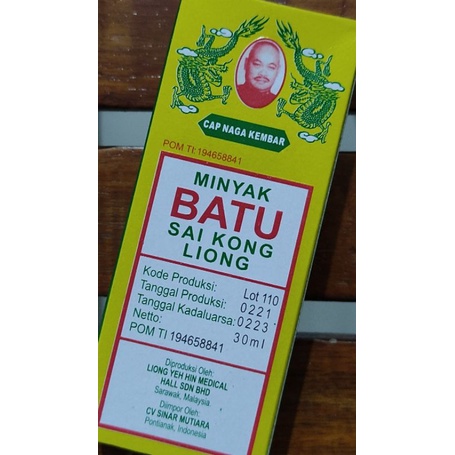 Minyak Batu Sai Kong Cap Dua Naga / 30 ML / ASLI / OBAT LUKA / MEMAR / BENGKAK / ASLI