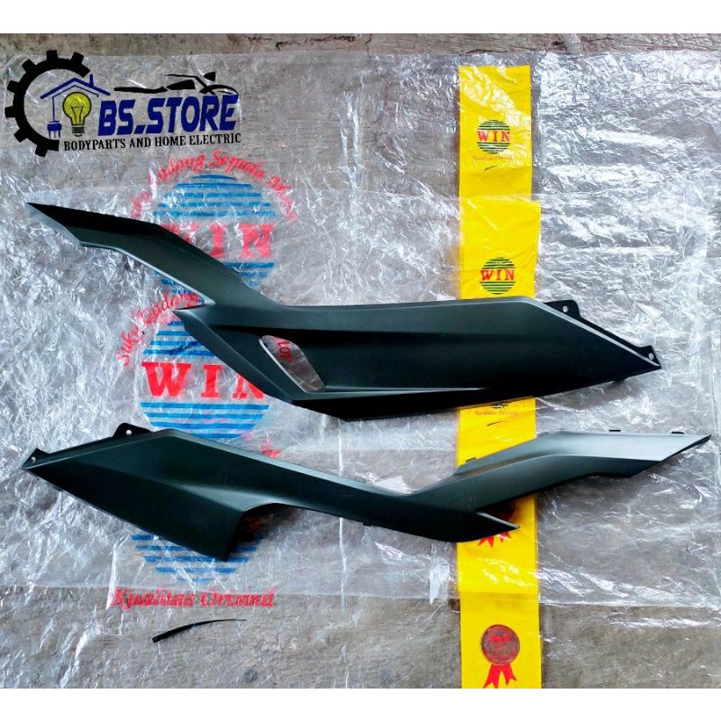 DEK SIRIP KOLONG  COVER DEK BAWAH UNDER SIDE VARIO 150/125 LED NEW HITAM DOFF 2018 2019 2020 2021 . MERK WIN hitam doff .- SIRIP KANAN K