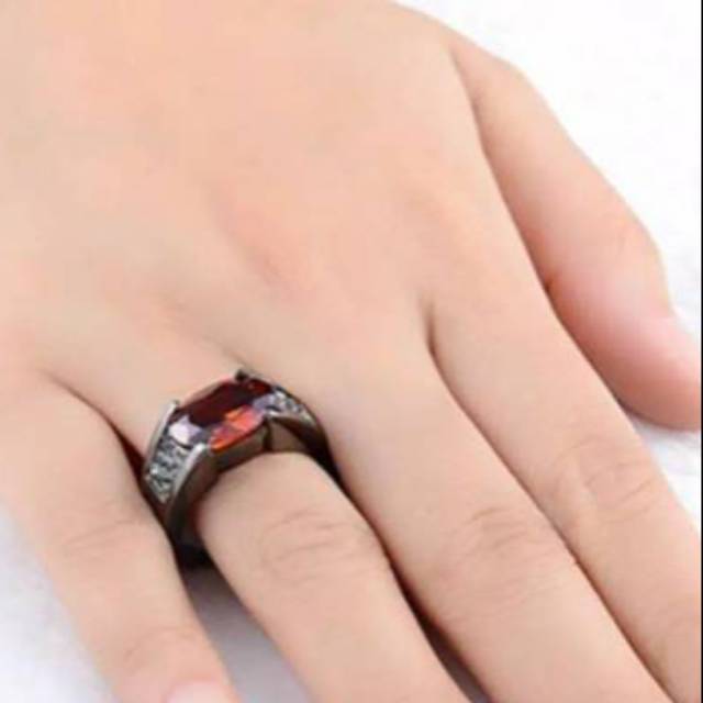 Cincin Pria Batu Akik Rubi Merah Mewah Black Platted Red Cubic Zirconia Simple Minimalis