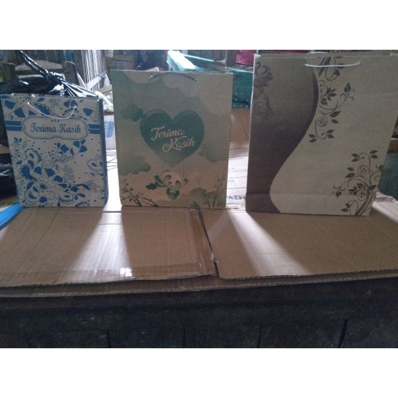 

paperbag motif batik ukuran komplit ( kecil Tanggong besar jumbo )