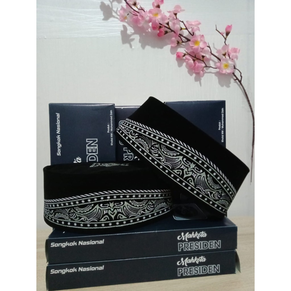 PECI KOPIAH SONGKOK HITAM MOTIF BATIK SILVER PECI SHOLAT  MERK PRESIDEN BAHAN BELUDRU ORIGINAL COD