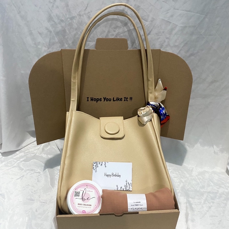 [LILI BAG]HAMPERS GIFT BOX TAS CEWEK/KADO TAS KULIAH/KADO PACAR/KADO VALENTINE/KADO ANNIVERSARY/KADO WEDDING/KADO WISUDA/KADO SIDANG/HADIAH ULANG TAHUN CEWEK/HAMPERS LEBARAN/HAMPERS RAMADAN/HADIAH TOTEBAG KULIAH