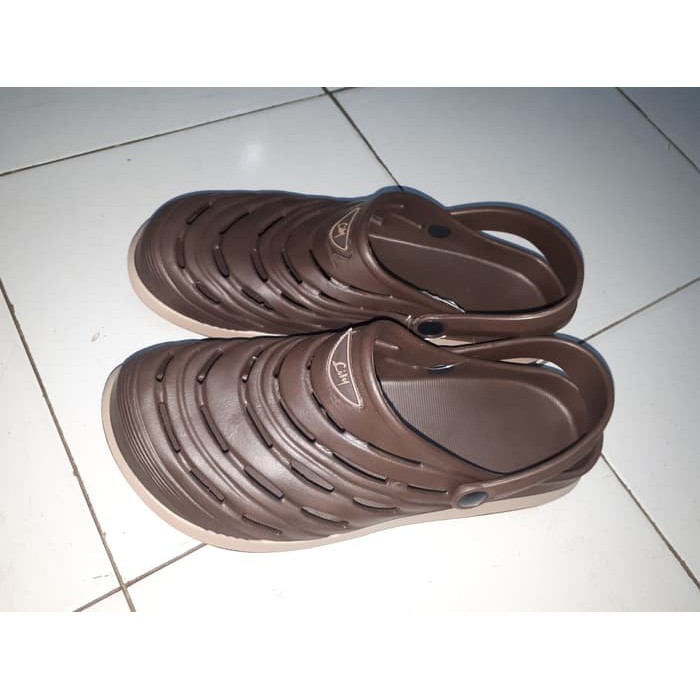 Terlaris sandal lily L304 sandal model crocs   sandal sepatu pria   Hitam  41 Limited
