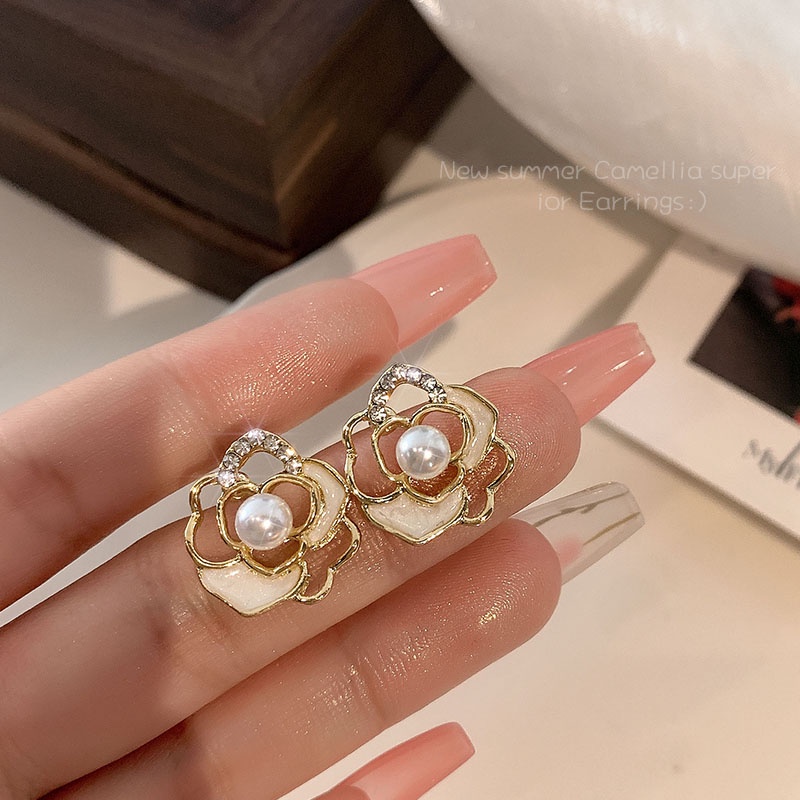 Anting stud Desain camellia Aksen Mutiara Gaya Korea Untuk Wanita