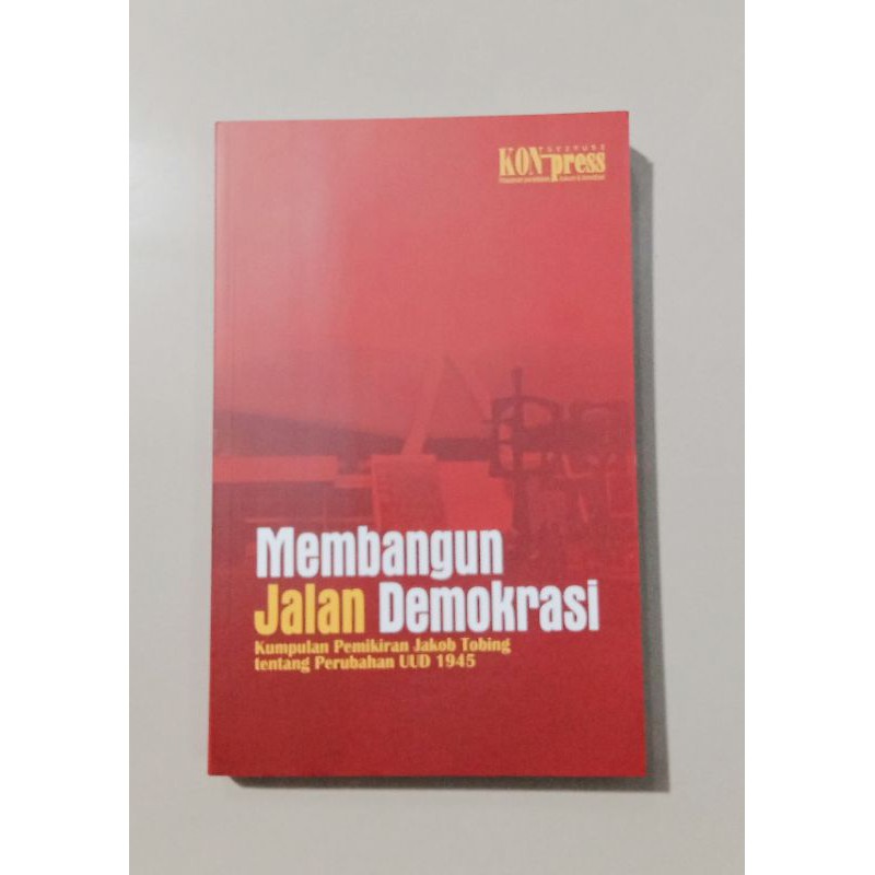Membangun Jalan Demokrasi Kumpulan Pemikiran Jakob Tobing Tentang Perubahan UUD 1945. ini