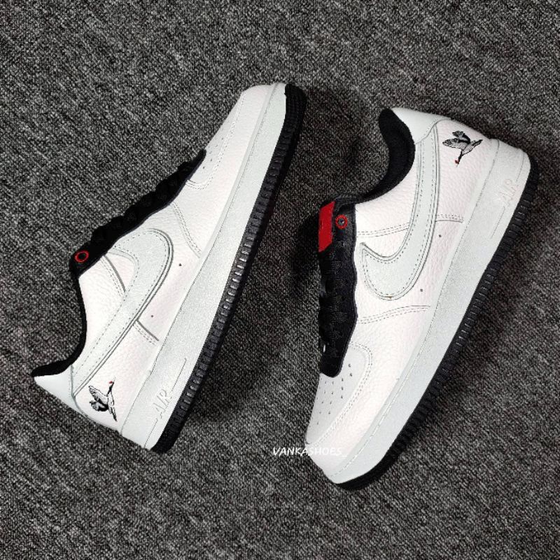 NIKE AIR FORCE 1 LOW MILKY STORK WHITE PHOTON DUST BLACK CHILE RED
