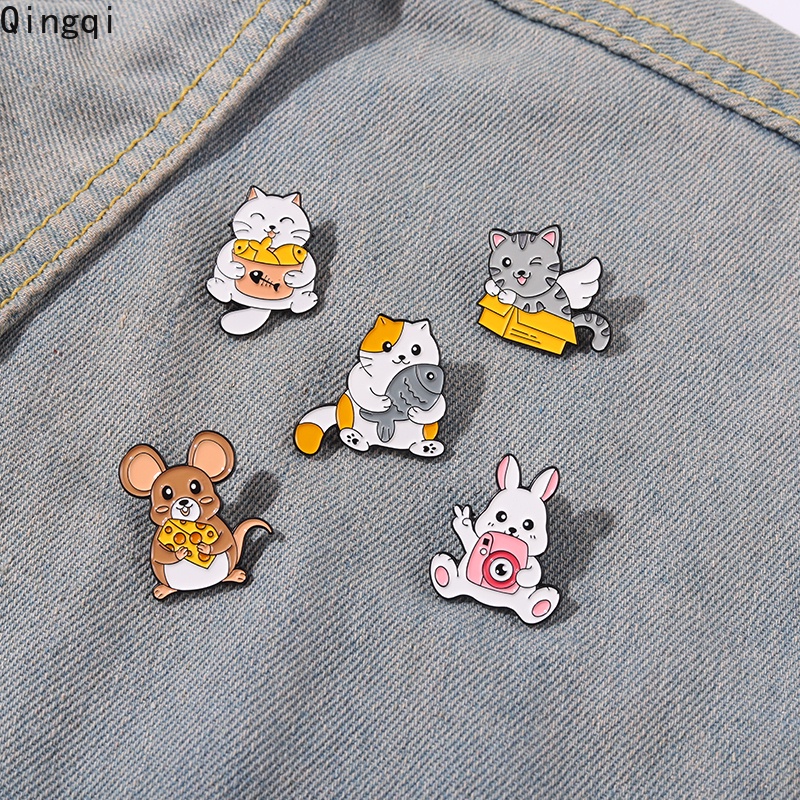 Bros Pin Enamel Bentuk Kartun Kucing / Kelinci / Tikus / Ikan Untuk Aksesoris Tas / Kemeja