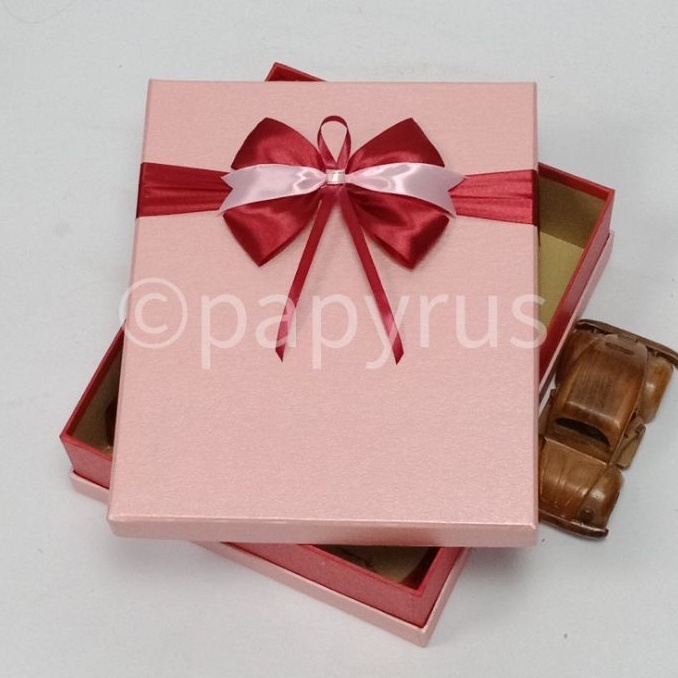 

PAPYRUS Sandwich 22,5x27,5 Tinggi 8cm Kotak Kado Gift Box Pita B