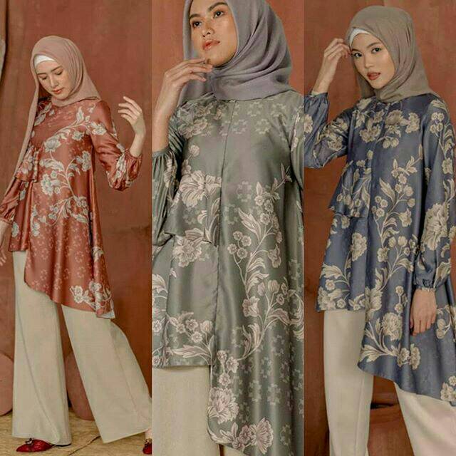 Cendana Tunik wearing klamby