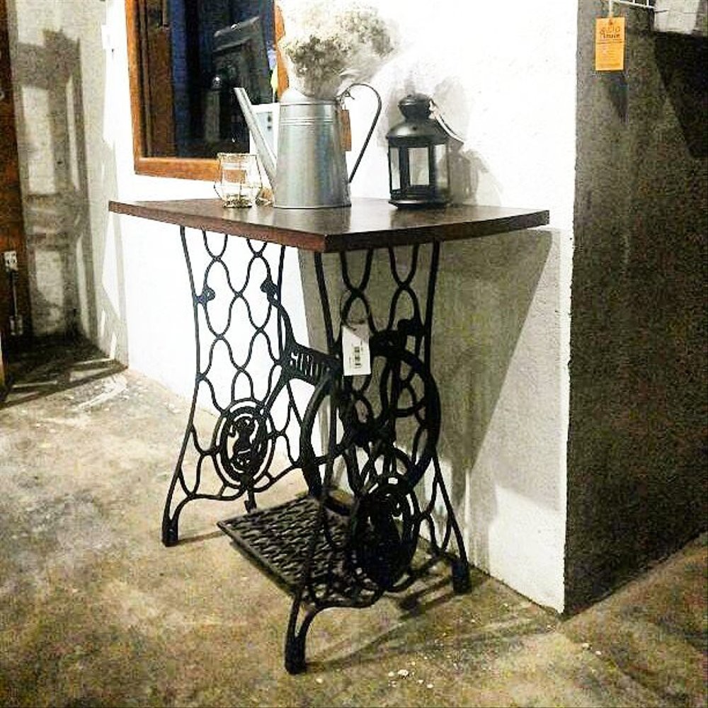 meja dengan kaki mesin jahit sinder Limited