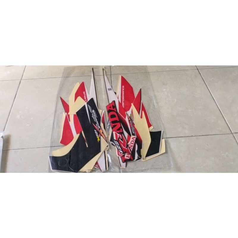 STRIPING STICKER LIS BODY MOTOR SUPRA X 125 CW TAHUN 2005