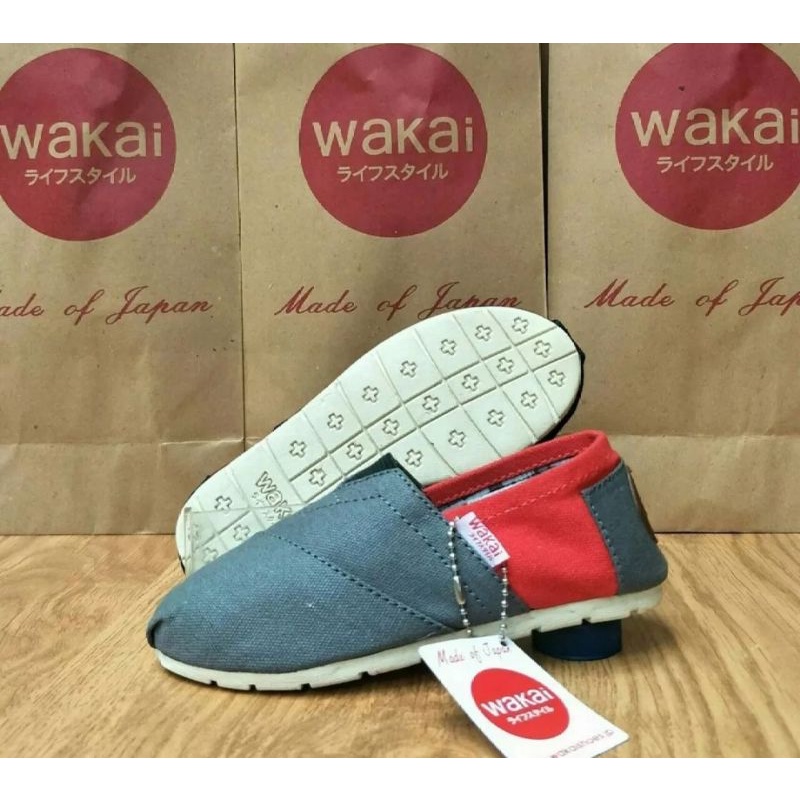 sepatu slip on anak pria dewasa wakai abu maron terbaru